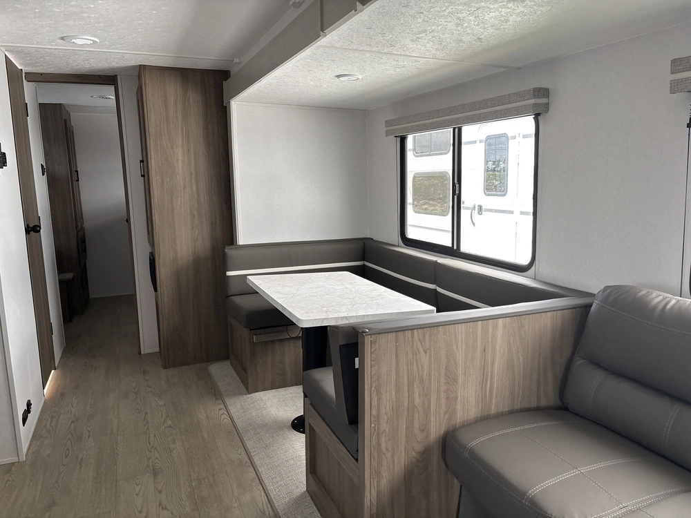 2025 Coachmen Fr. Express 31se alt