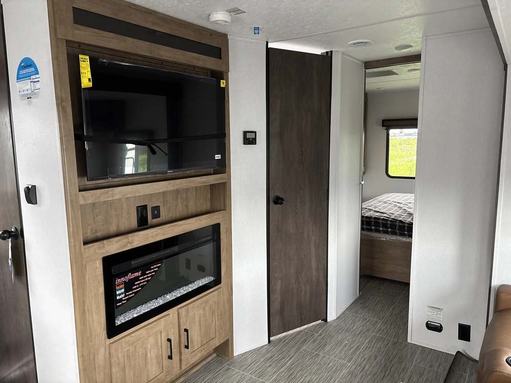 2024 Coachmen Fr. Express 259fkds alt