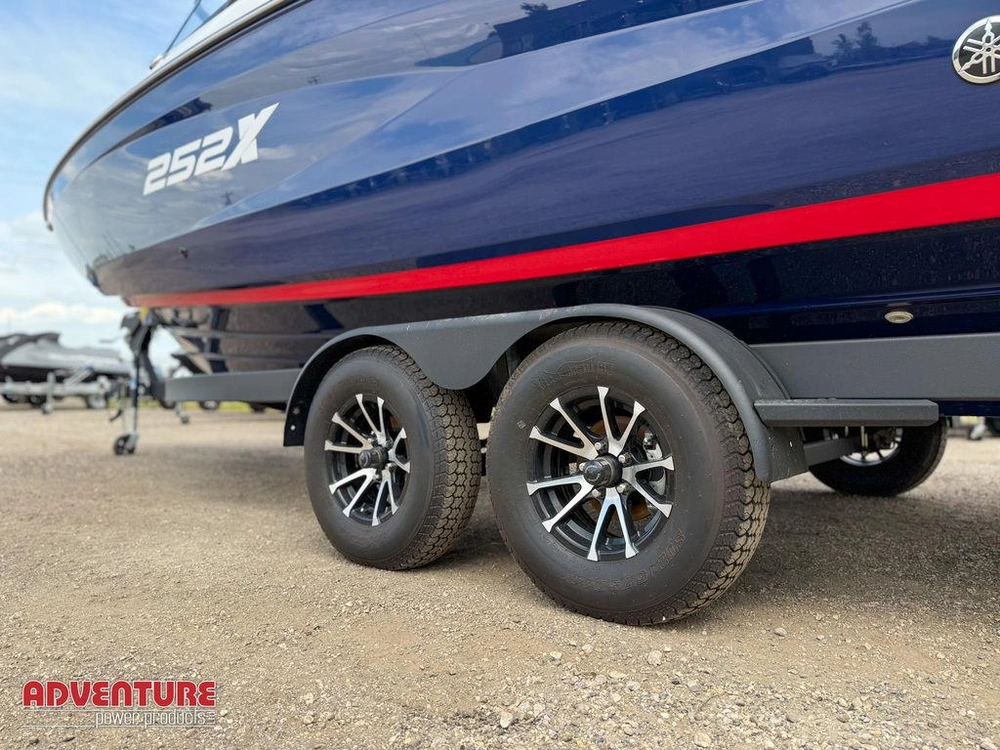 2025 Yamaha 252xe alt
