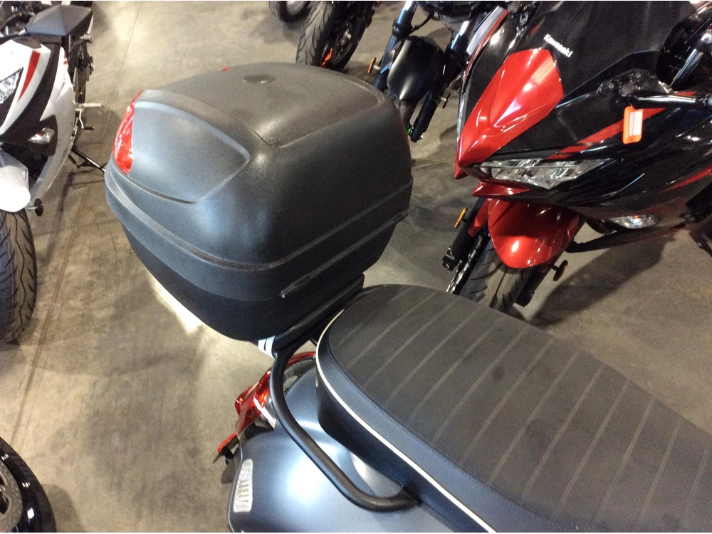 2021 Vespa Gts 300 alt