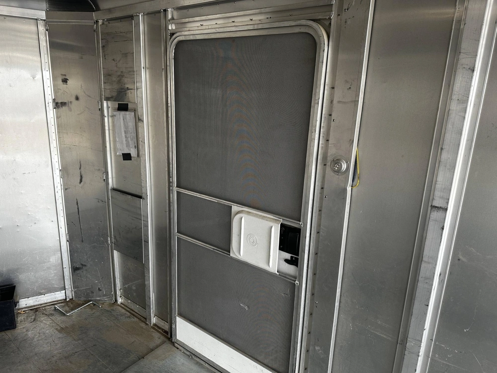 2010 Featherlite 3500 alt