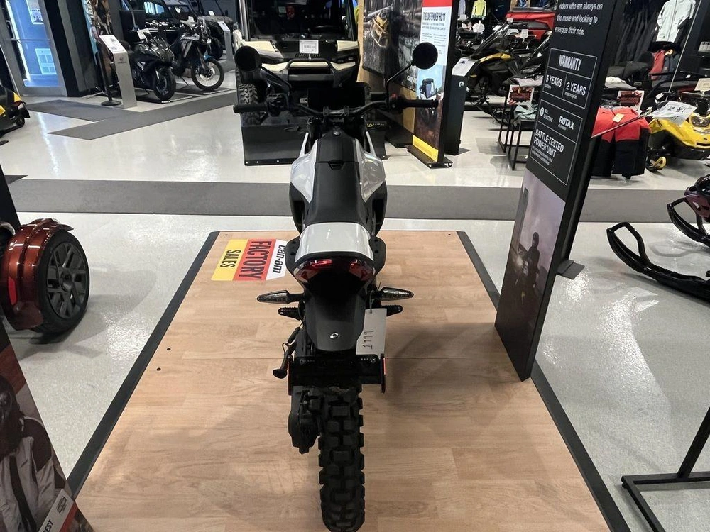 2025 Can-am Origin White alt