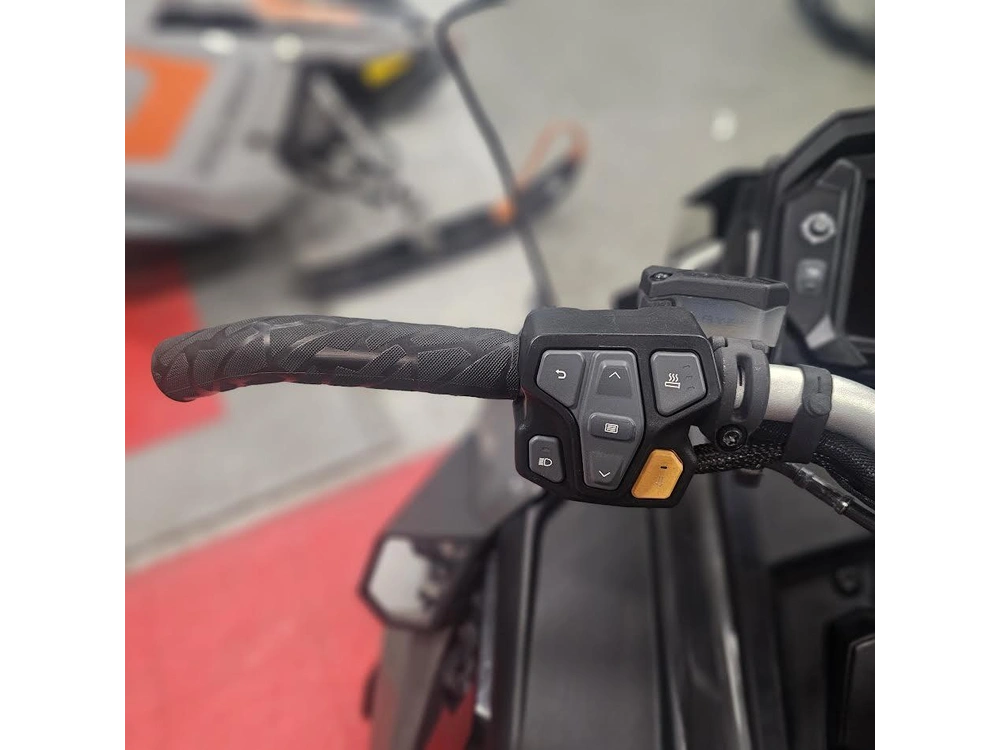 2025 Polaris 650 Indy Adventure 137 alt