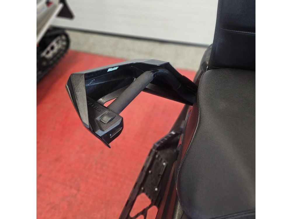 2025 Polaris 650 Indy Adventure 137 alt