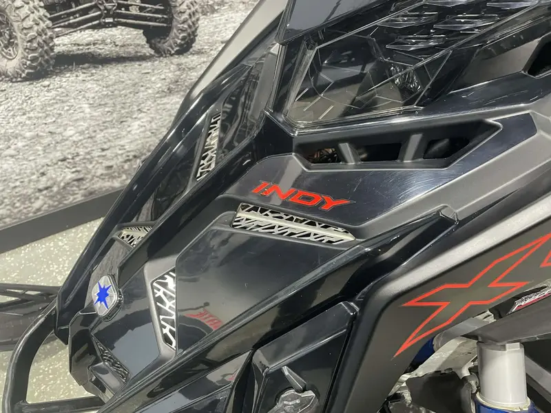 2023 Polaris INDY 850 XCR MATRYX 136 **DOSSIER PASSAGER!!**