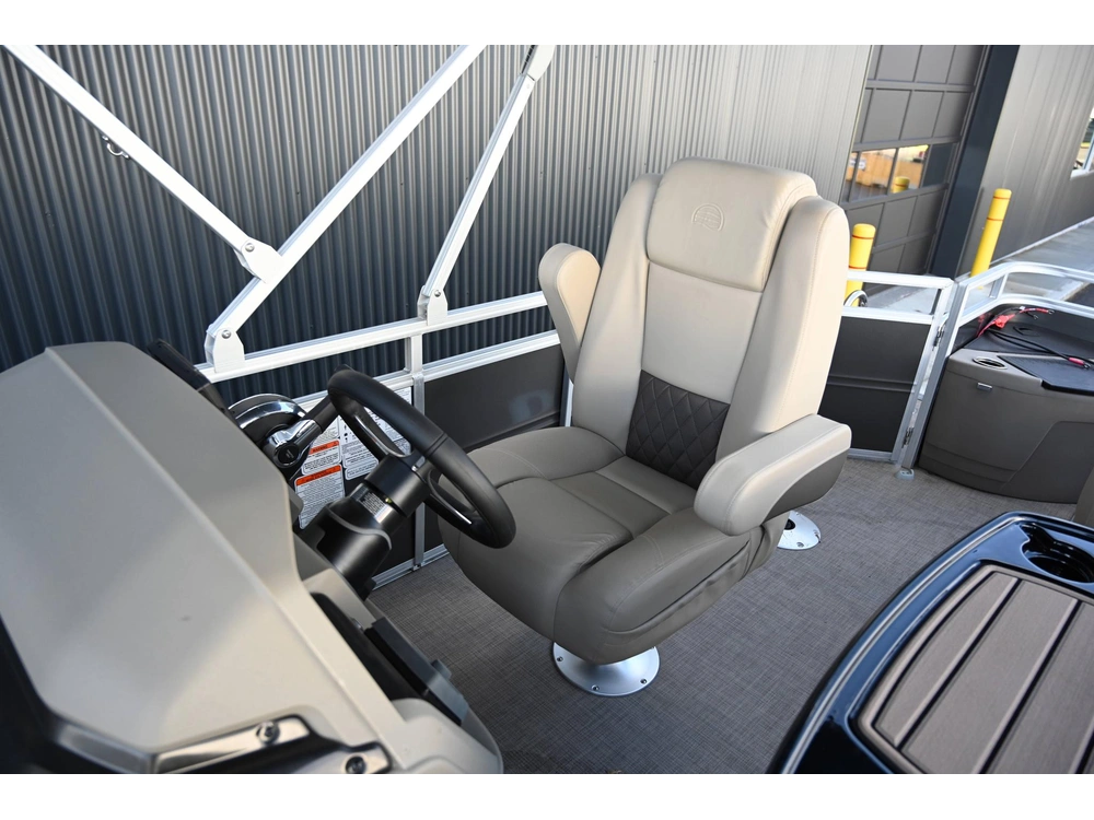 2025 Sun Tracker Fishin Barge 20 alt