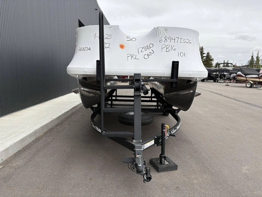 2026 Sun Tracker Party Barge 16 Dlx alt