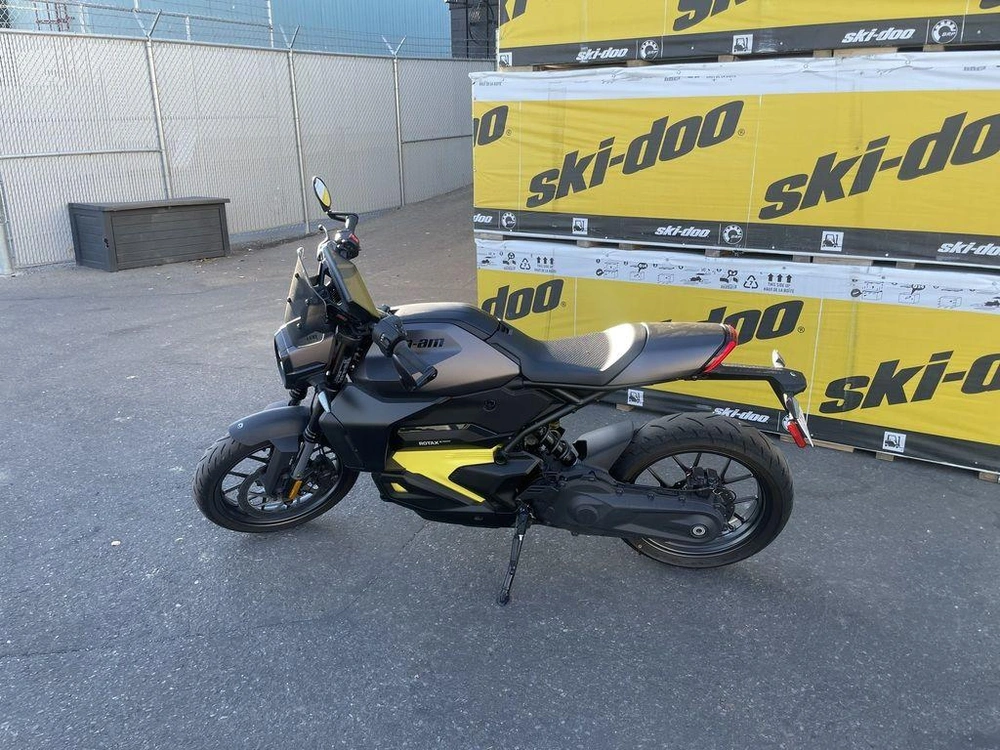 2025 Can-am Pulse Carbon Black alt