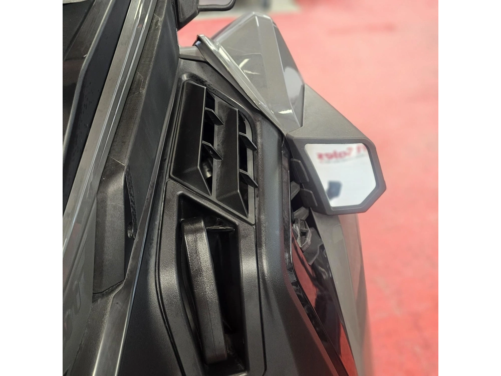 2025 Polaris 650 Indy Adventure 137 alt