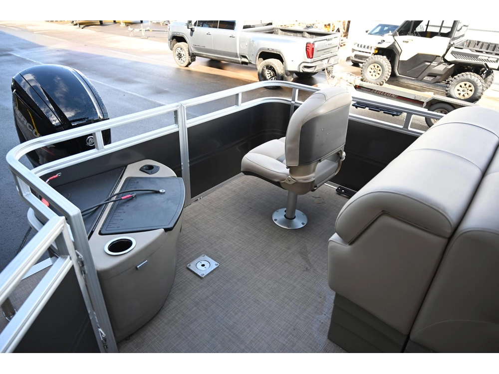 2025 Sun Tracker Fishin Barge 20 alt