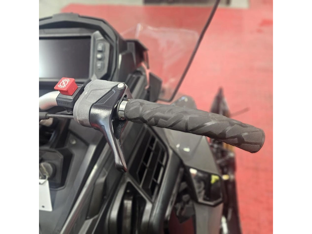 2025 Polaris 650 Indy Adventure 137 alt