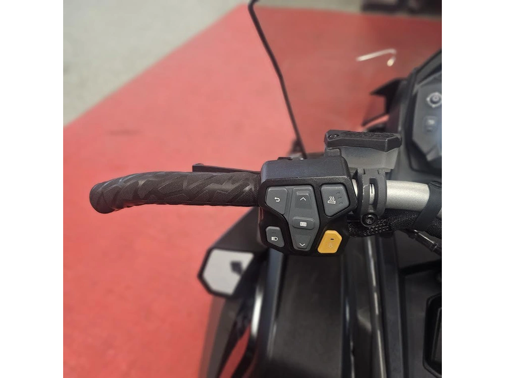 2025 Polaris 650 Indy Adventure 137 alt