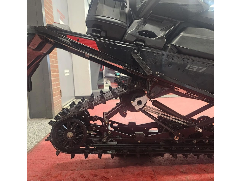 2025 Polaris 650 Indy Adventure 137 alt