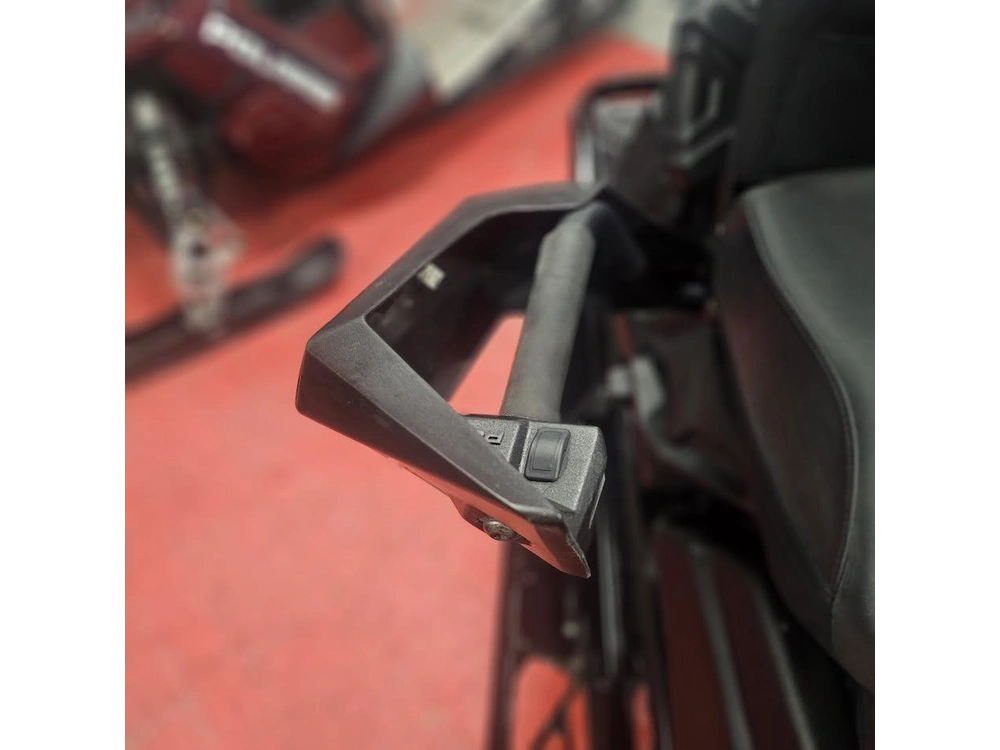 2025 Polaris 650 Indy Adventure 137 alt