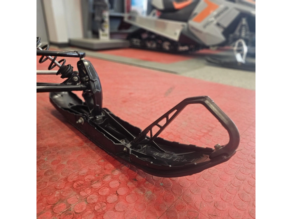 2025 Polaris 650 Indy Adventure 137 alt