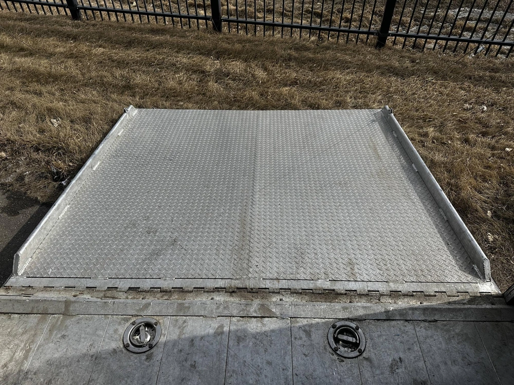 2010 Featherlite 3500 alt