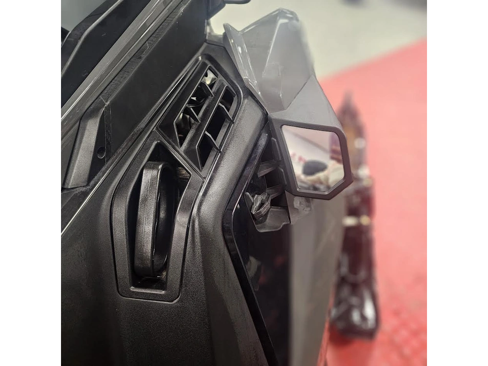 2025 Polaris 650 Indy Adventure 137 alt