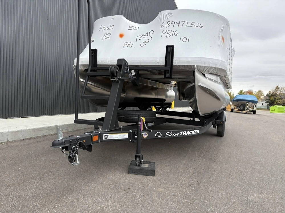 2026 Sun Tracker Party Barge 16 Dlx alt