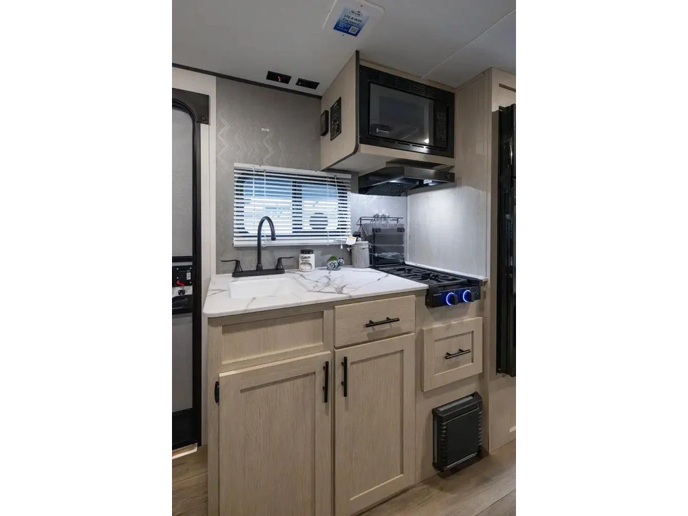 Coachmen Shasta 18dbl 2026 alt