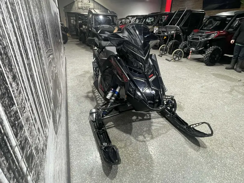 2023 Polaris INDY 850 XCR MATRYX 136 **DOSSIER PASSAGER!!**