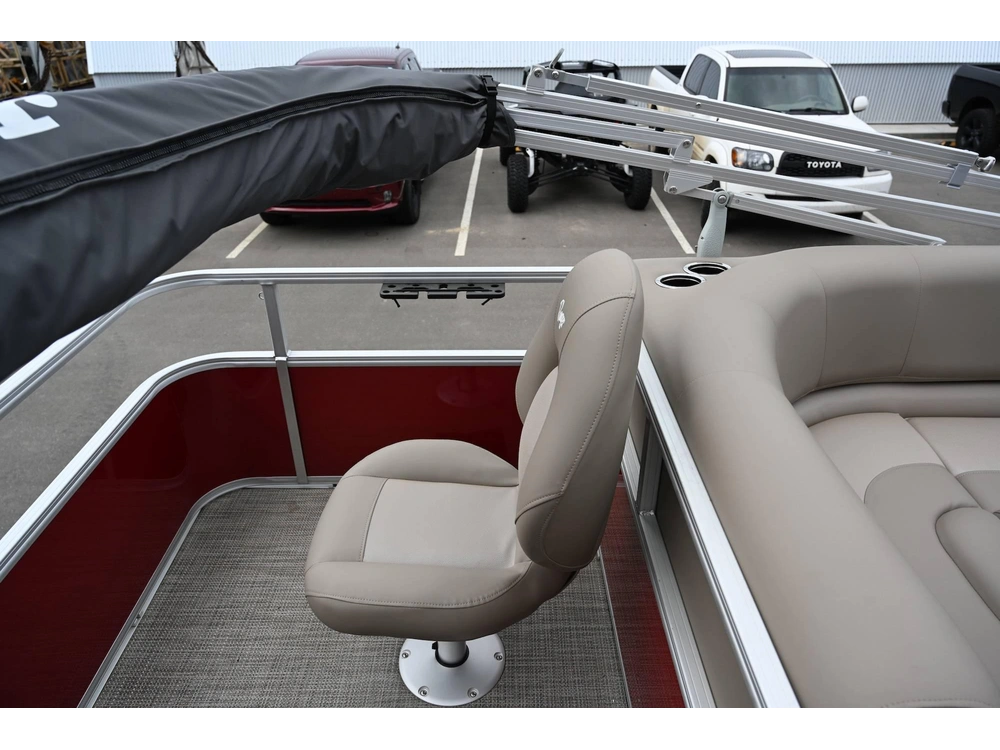 2024 Ranger Reata 200f Red Blk alt