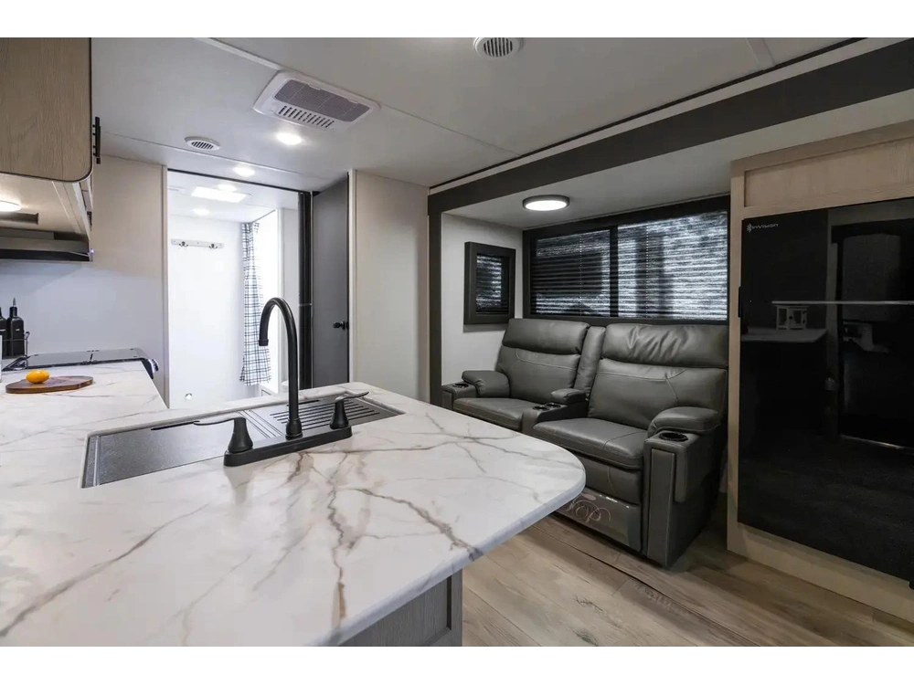 Coachmen Shasta I-5 Edition 525bhs 2026 alt