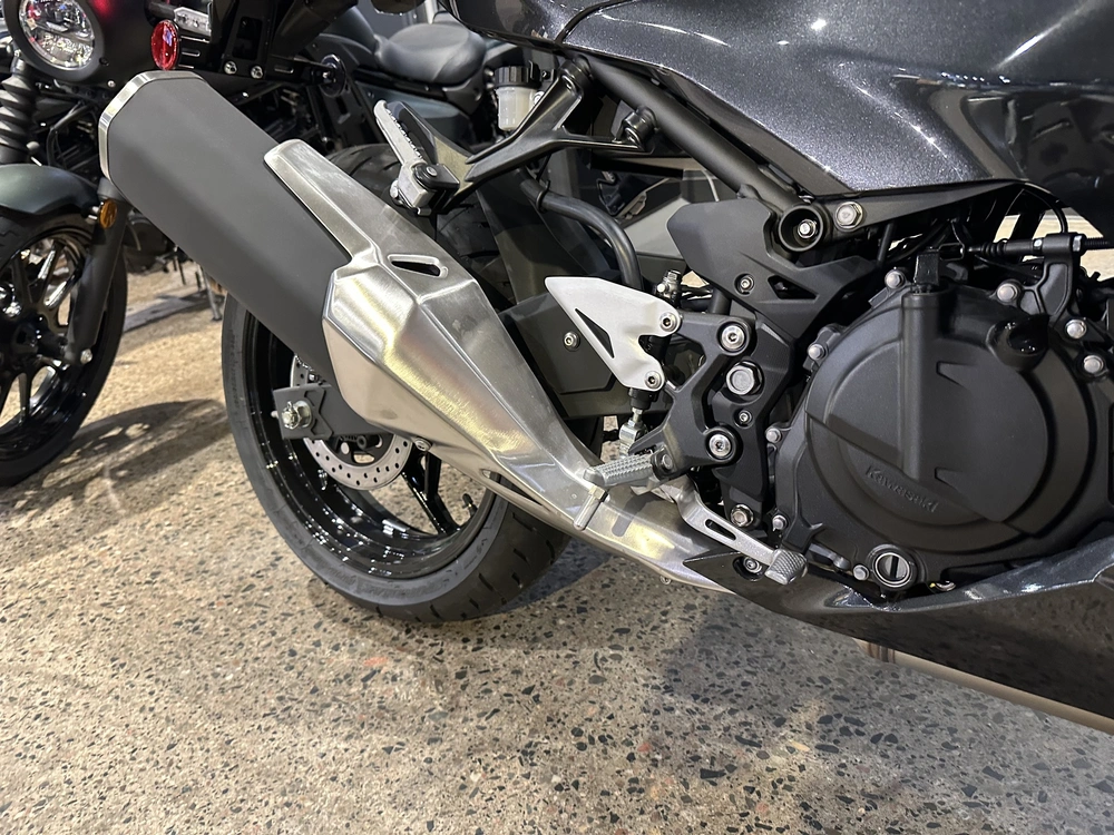 2025 Kawasaki Ninja 500 alt
