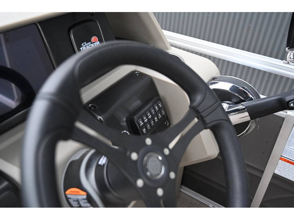 2025 Sun Tracker Party Barge® 22 Xp3 alt