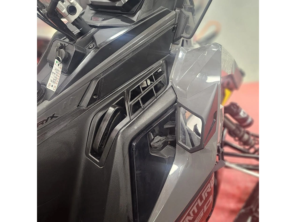 2025 Polaris 650 Indy Adventure 137 alt