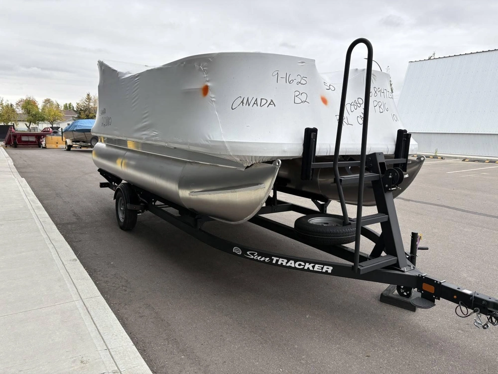 2026 Sun Tracker Party Barge 16 Dlx alt