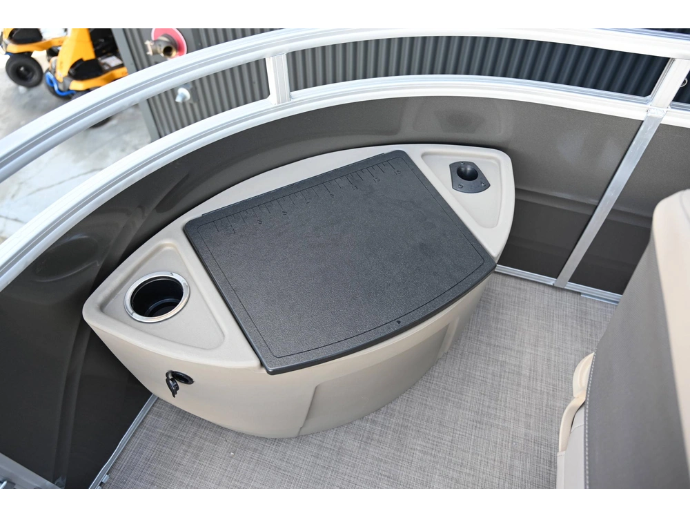 2025 Sun Tracker Fishin Barge 20 alt