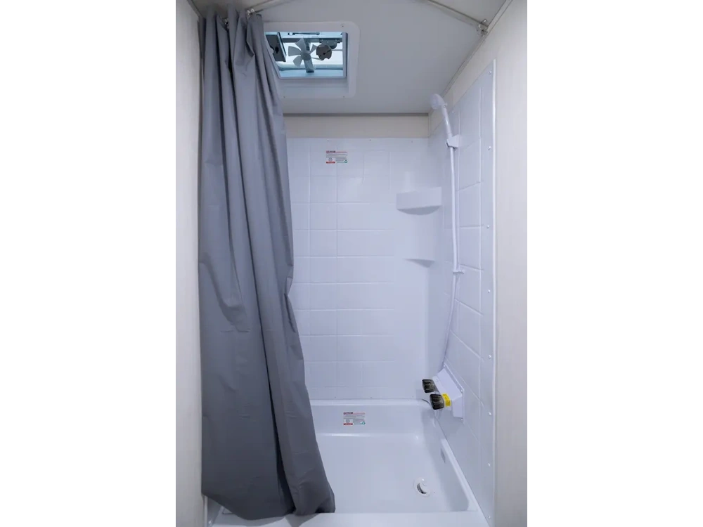 Cherokee 16fqw Wolf Pup 2026 alt