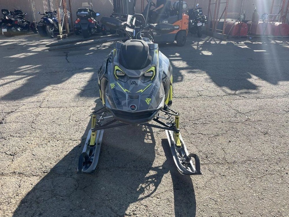 2025 Ski-doo Summit® X® 850 E-tec 165 Ss H_alt Powder 3.0_10.25 In_grey alt