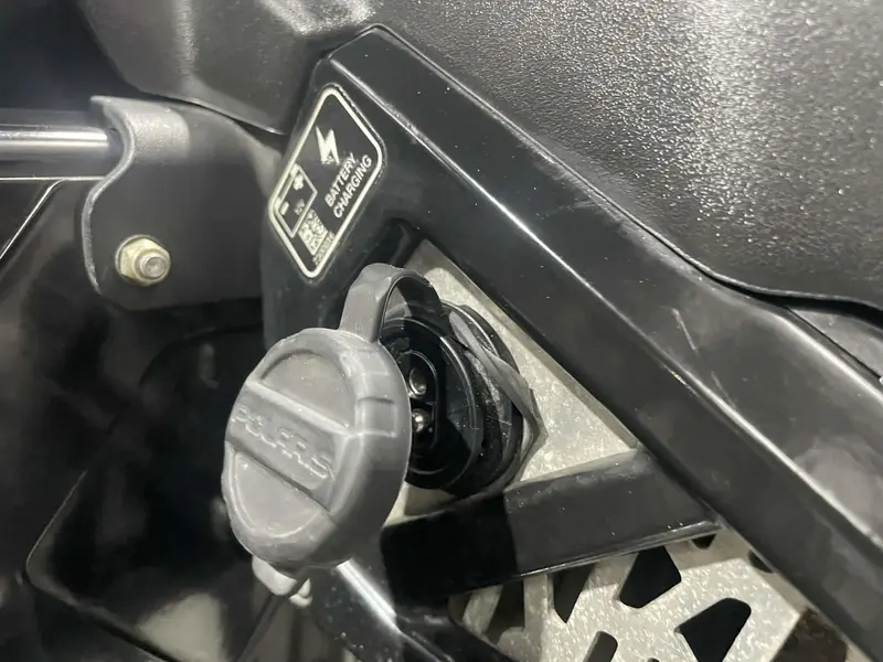 2023 Polaris INDY 850 XCR MATRYX 136 **DOSSIER PASSAGER!!**