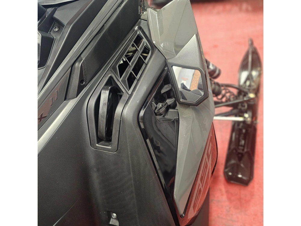 2024 Polaris 650 Indy Adventure 137 alt