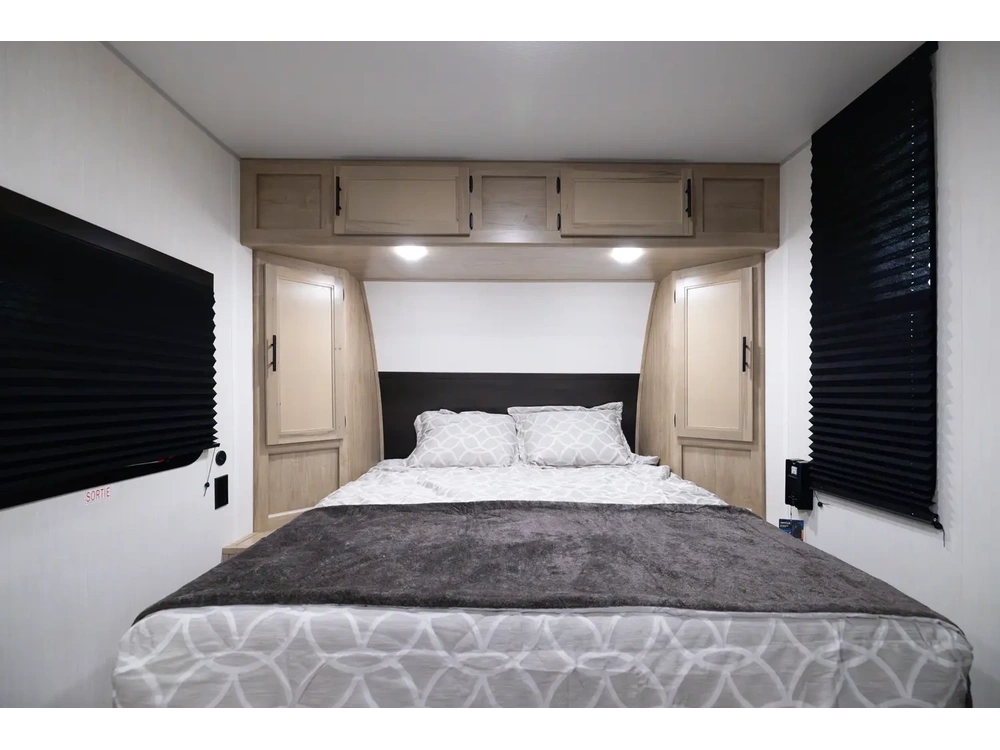 Cherokee 16fqw Wolf Pup 2026 alt