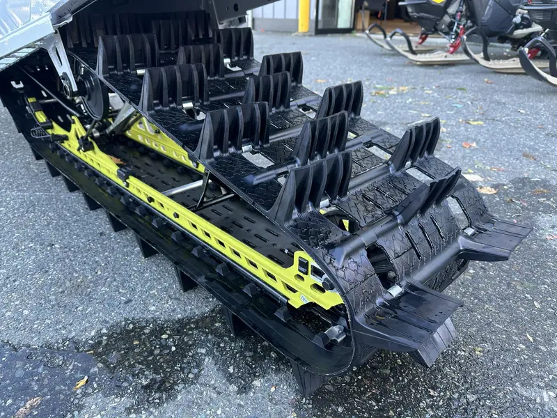 2025 Ski-Doo SUMMIT ADR W/ EDGE PKG 165 850 E-TEC POWDERMAX X-LIGHT FLEXEDGE 3.0" SHOT