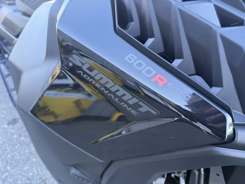 2025 Ski-Doo SUMMIT ADR W/ EDGE PKG 154 600 E-TEC POWDERMAX X-LIGHT FLEXEDGE 2.5" SHOT