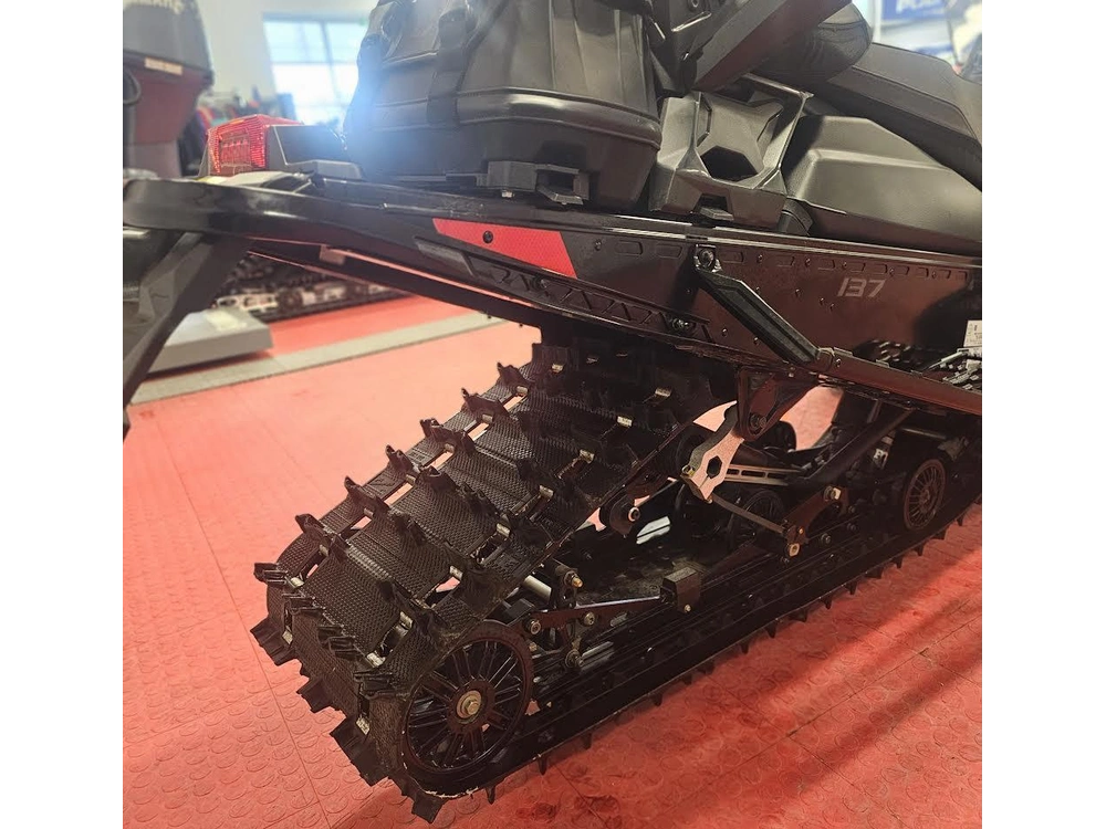 2025 Polaris 650 Indy Adventure 137 alt