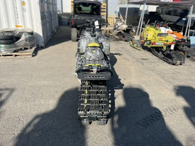 2025 Ski-Doo Summit® X® 850 E-TEC 165 SS H_Alt Powder 3.0_10.25 in_Grey