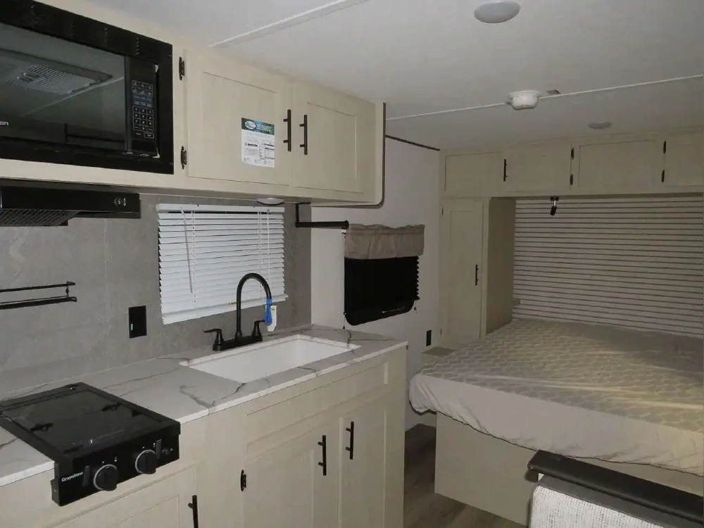 Coachmen Shasta Compact 18fq 2026 alt
