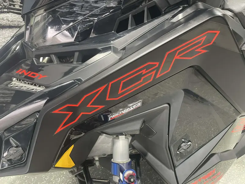 2023 Polaris INDY 850 XCR MATRYX 136 **DOSSIER PASSAGER!!**
