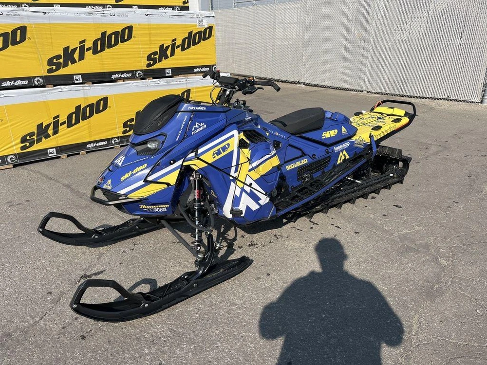 2025 Ski-doo Summit® X® 850 E-tec 154 Ss H_alt Powder 3.0_4.5 In_black alt