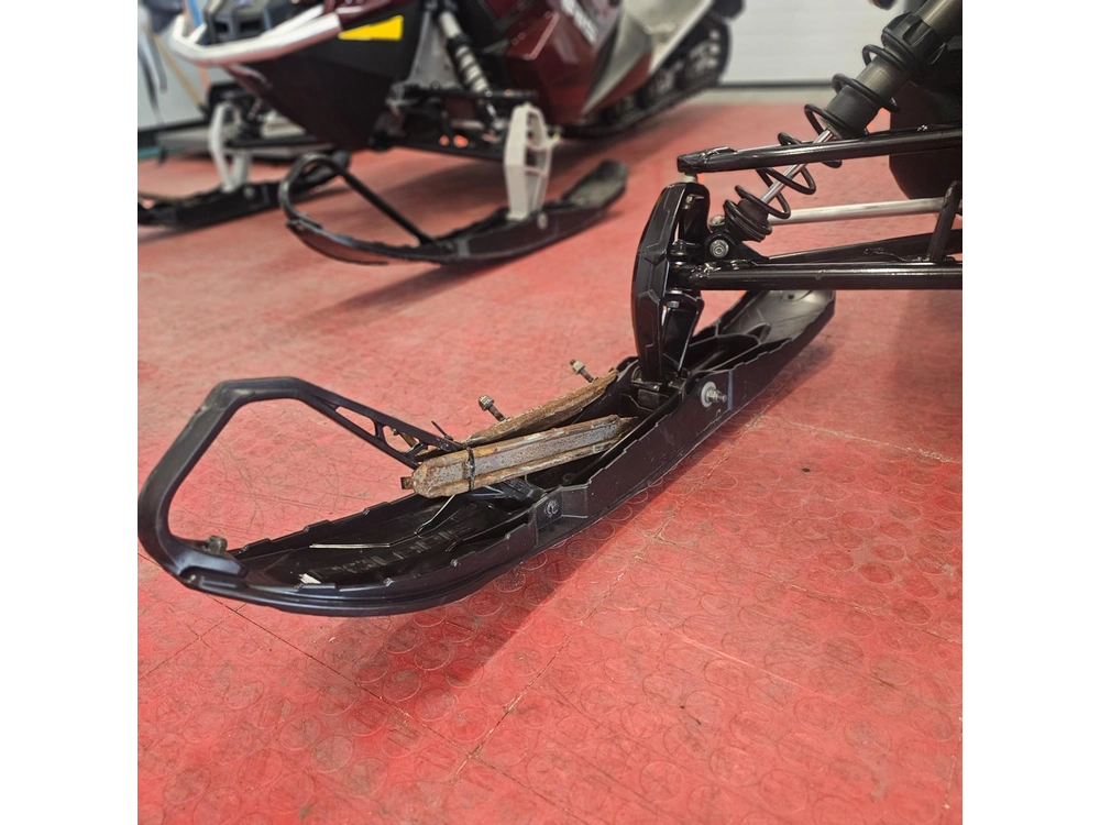 2025 Polaris 650 Indy Adventure 137 alt