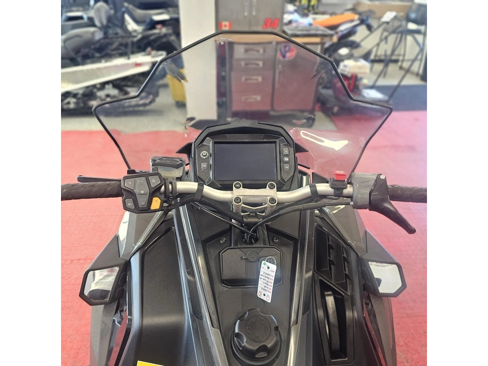 2025 Polaris 650 Indy Adventure 137 alt