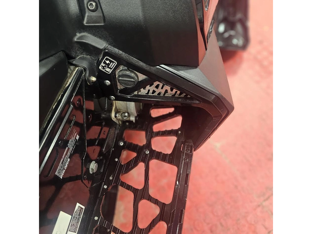 2025 Polaris 650 Indy Adventure 137 alt