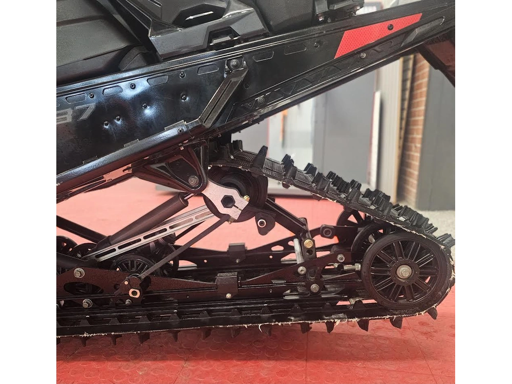 2025 Polaris 650 Indy Adventure 137 alt