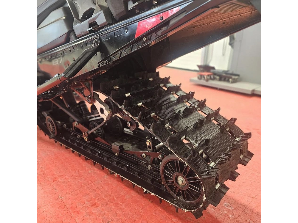 2025 Polaris 650 Indy Adventure 137 alt