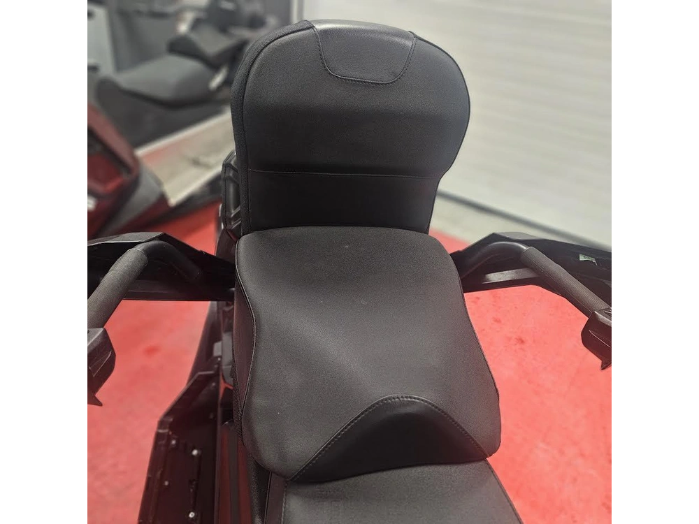 2025 Polaris 650 Indy Adventure 137 alt