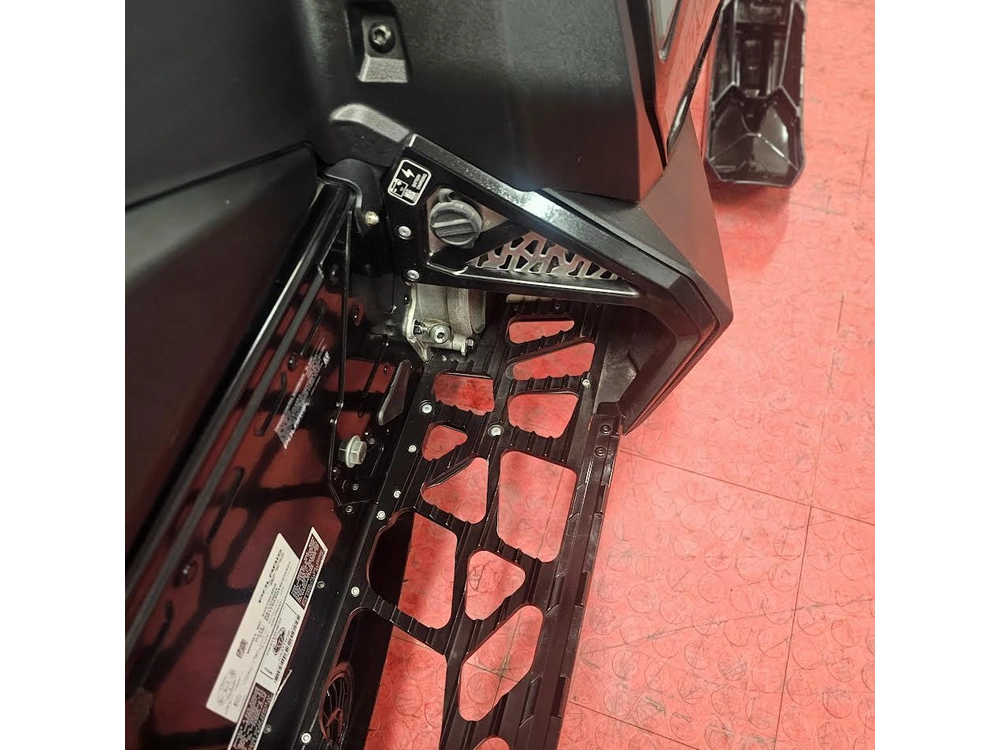 2025 Polaris 650 Indy Adventure 137 alt